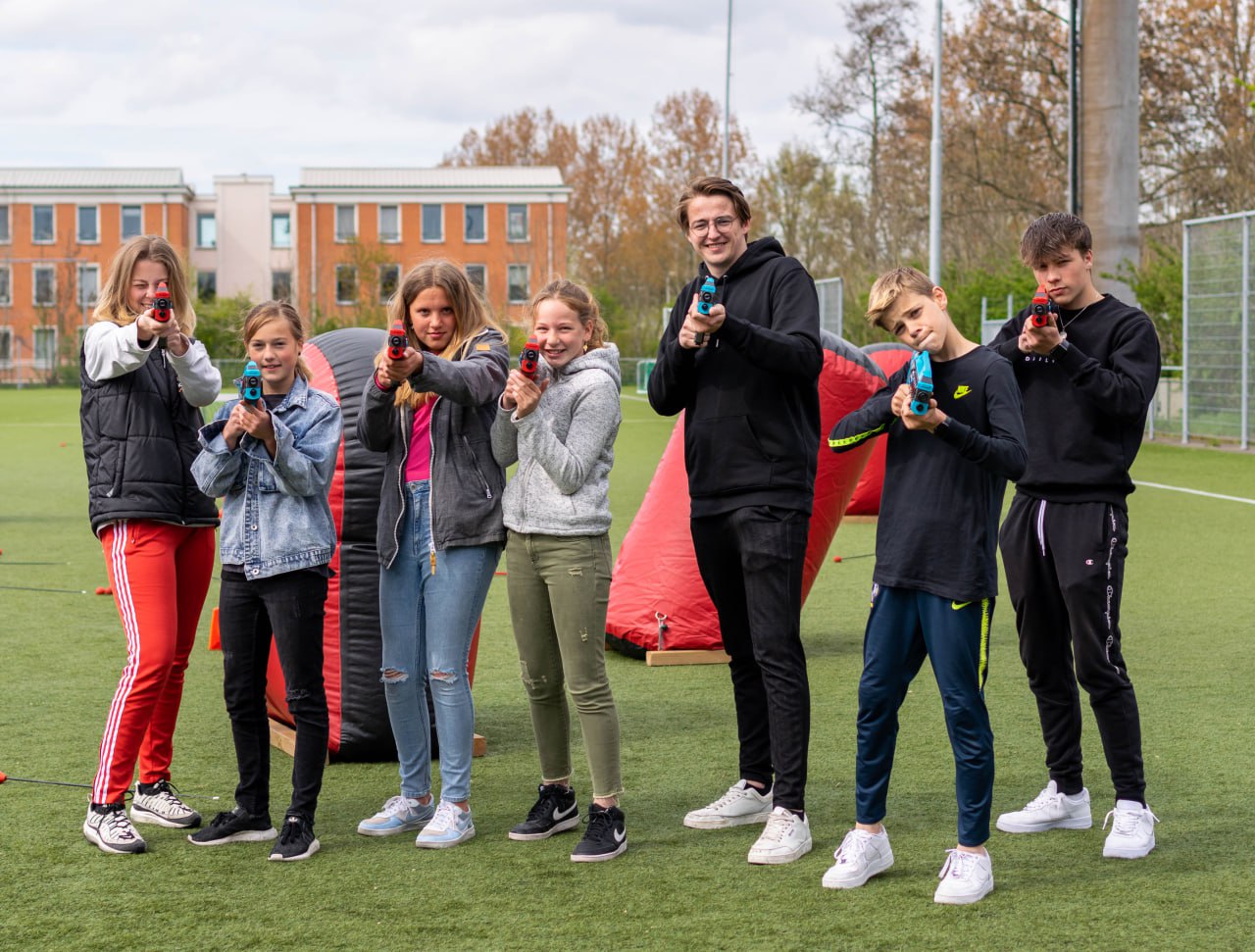 Kinderen spelen lasergame in de tuin
